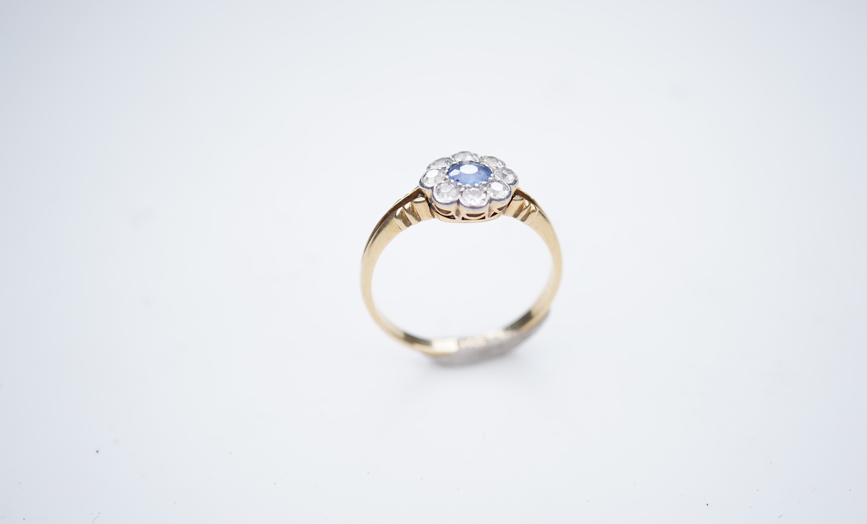 An Edwardian sapphire and diamond cluster ring, early 20th century